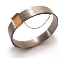 Titan-Textband mit goldenem Verschluss