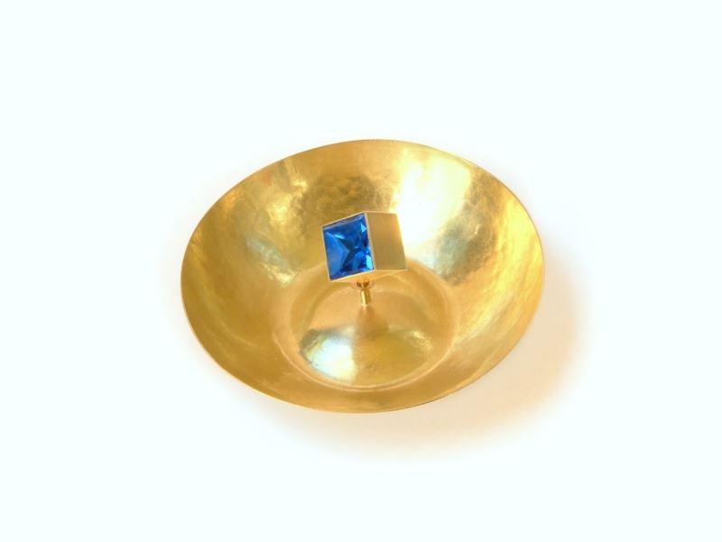 Designer Hohlbrosche aus Gold und Spinell Designer Hohlbrosche aus Gold und Spinell