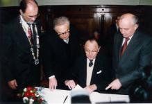 Klaus Peter Rauen Oberbürgermeister der Stadt Halle von 1991 bis 2000 mit der Amtskette.